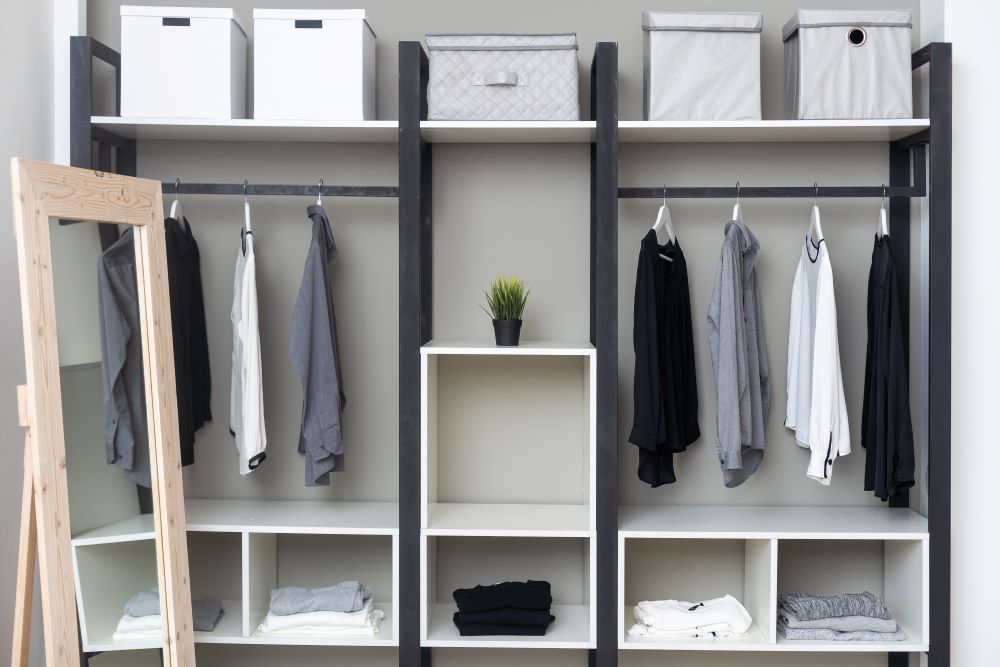 Przechowywanie w małych mieszkaniach – szafki na buty